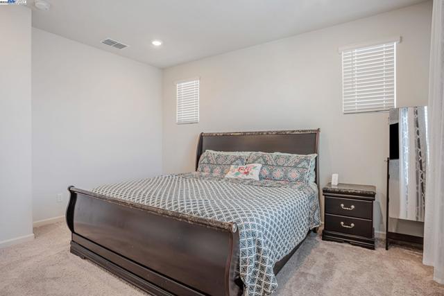 859 Helmsley Dr, Vacaville CA: https://media.crmls.org/mediaz/ec7a8073-e594-420f-83fe-03252428d3d2.jpg