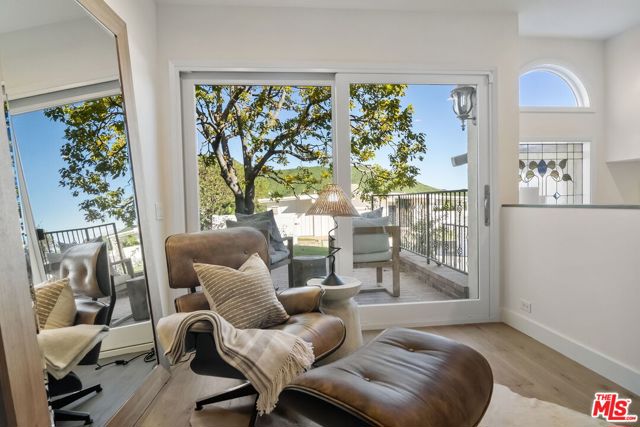 1305 Duende Lane, Pacific Palisades CA: https://media.crmls.org/mediaz/ec7abdbb-531f-4d3a-a692-4afad7518287.jpg