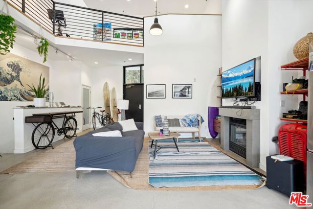 815 Hampton Drive, Venice CA: https://media.crmls.org/mediaz/ec7afcbc-4666-4932-9f2a-a438dcb5f979.jpg