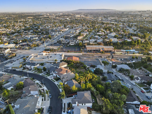 5549 Onacrest Drive, Los Angeles CA: https://media.crmls.org/mediaz/ec7b6ceb-9860-4cdb-8954-983045d66fd5.jpg