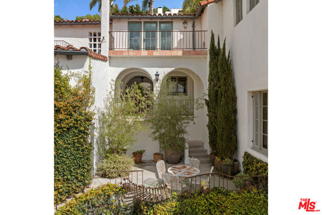 6856 Los Altos Place, Los Angeles CA: https://media.crmls.org/mediaz/ec7ba862-e6c6-475d-9977-bf1b8ea6a66c.jpg