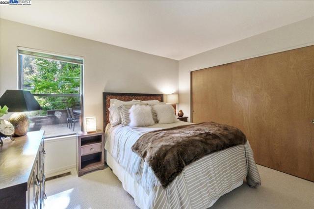 391 Oak Ln, Pleasanton CA: https://media.crmls.org/mediaz/ec7c01fc-c9ff-417c-a4ff-248a0983962f.jpg
