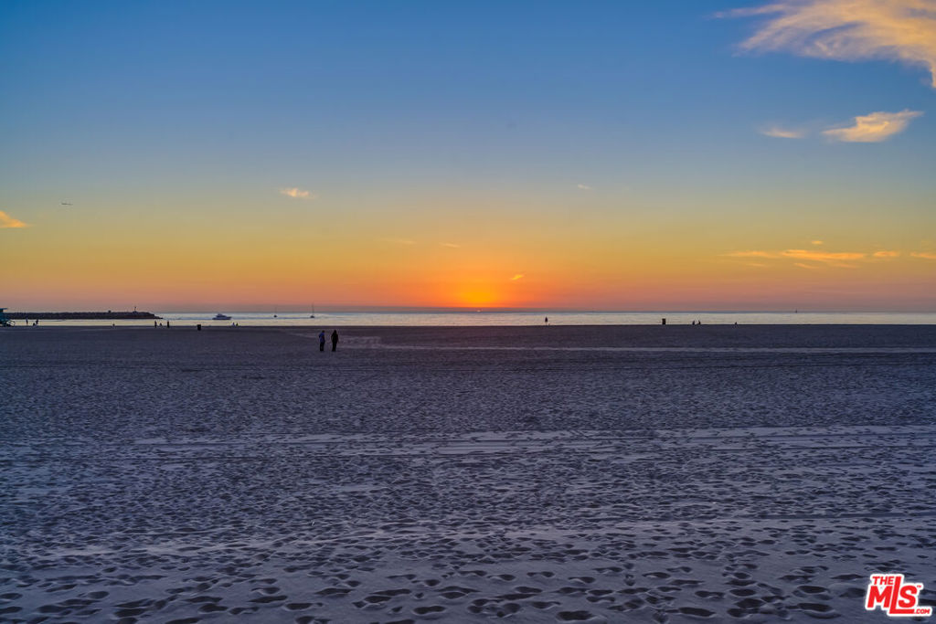 https://media.crmls.org/mediaz/ec7c9233-4e26-41c7-9cde-d0ed388a3cd8.jpg?preset=X-Large