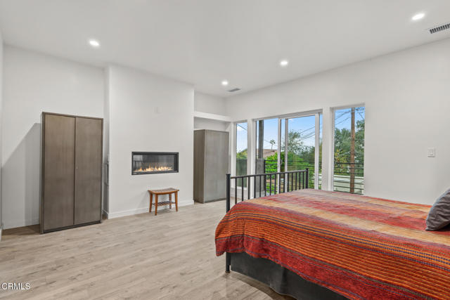 1818 New York Drive, Altadena CA: https://media.crmls.org/mediaz/ec7cafd8-7ee5-432c-af40-640101baf63d.jpg