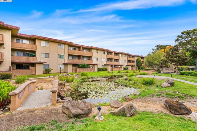 1327 Webster St, Alameda CA: https://media.crmls.org/mediaz/ec7d52f1-7d0f-49c1-80cc-6cb3abb5a7ce.jpg