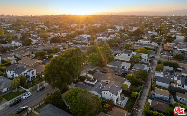 3524 Maplewood Avenue, Los Angeles CA: https://media.crmls.org/mediaz/ec7d8591-7a67-480f-bde9-5420406845f5.jpg