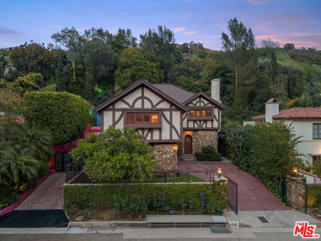 1610 N Beverly Drive, Beverly Hills CA: https://media.crmls.org/mediaz/ec7f3f78-c1f8-4373-94b6-114cc0d37827.jpg