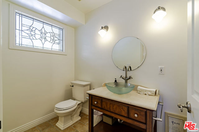 2250 Betty Lane, Beverly Hills CA: https://media.crmls.org/mediaz/ec7f975d-1a5b-4df2-b85c-9df6ac4c158c.jpg