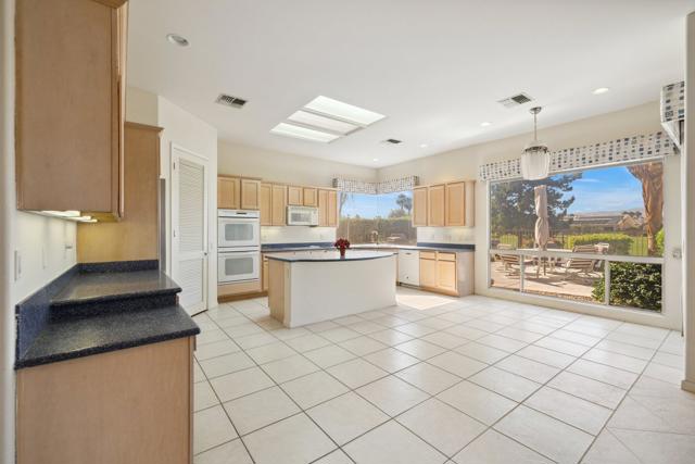 78586 Kensington Avenue, Palm Desert CA: https://media.crmls.org/mediaz/ec7ff6ea-8bd9-4201-b902-f9329eea9b93.jpg