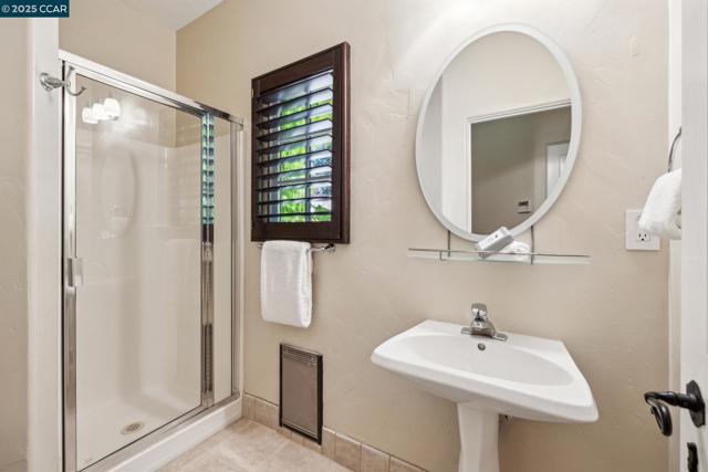 3711 Northgate Woods Court, Walnut Creek CA: https://media.crmls.org/mediaz/ec8037ce-da68-455a-84b0-48ba648a7f28.jpg