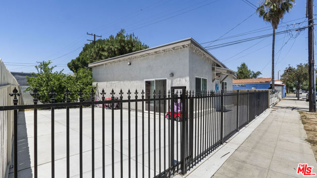 891 E 6th Street, Pomona CA: https://media.crmls.org/mediaz/ec81c915-c83e-44a9-bc75-495ca1b6996e.jpg