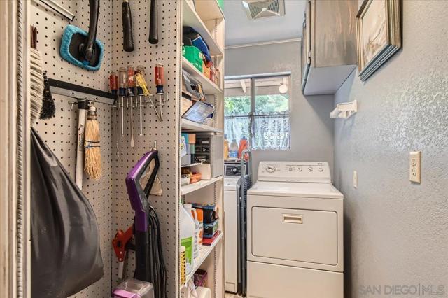 531 Silverbrook Dr, El Cajon CA: https://media.crmls.org/mediaz/ec81cb1a-95f8-4fd4-b693-eccd5ed4b476.jpg