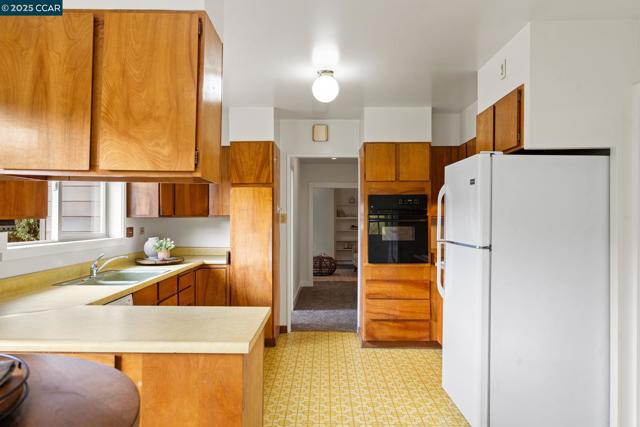 466 Clark St, Crockett CA: https://media.crmls.org/mediaz/ec81cdb9-86ef-4627-94d2-e3b632757f39.jpg