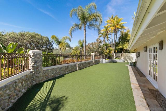 6937 Paseo Laredo, La Jolla CA: https://media.crmls.org/mediaz/ec827b19-39d0-418b-9ea0-3c7eb257ed51.jpg