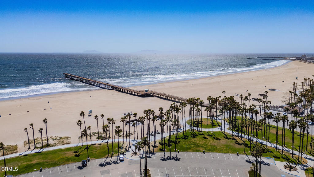 https://media.crmls.org/mediaz/ec82fef6-d59b-4cf8-a43f-b5536b24cb73.jpg?preset=X-Large