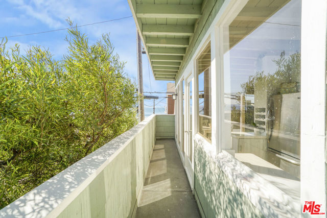 4400 Ocean Drive, Manhattan Beach CA: https://media.crmls.org/mediaz/ec83b459-7bdf-47f3-8af6-bfc9cff8ff4e.jpg