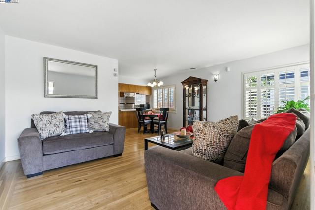 923 90Th Ave, Oakland CA: https://media.crmls.org/mediaz/ec85a7dd-a99e-4273-98b0-36fcecb158a0.jpg