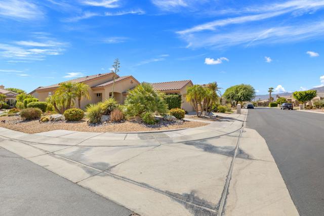 44718 Alexandria Vale, Indio CA: https://media.crmls.org/mediaz/ec85e4ca-11da-4234-ac79-bb0d68e653ee.jpg