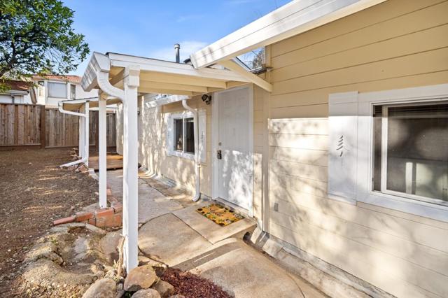 2066 Sterling Avenue, Menlo Park CA: https://media.crmls.org/mediaz/ec871af0-1515-48cd-9d5d-32d31d62ba9f.jpg