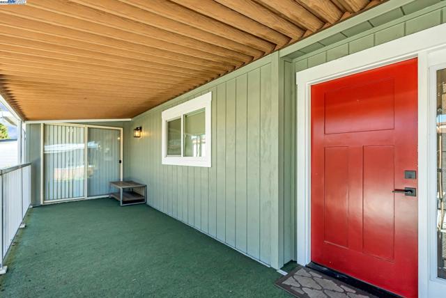 29270 Sandburg Way, Hayward CA: https://media.crmls.org/mediaz/ec88a651-ce23-466a-8ae1-932c4aff159c.jpg