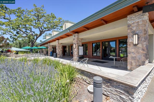 1150 Canyonwood Court, Walnut Creek CA: https://media.crmls.org/mediaz/ec89c7c1-0e9c-4099-9ae8-fa77acfbb540.jpg