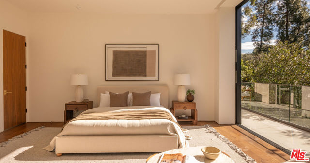 12752 Mulholland Drive, Beverly Hills CA: https://media.crmls.org/mediaz/ec8a2e05-d31c-4732-86aa-8a0fa6750ee3.jpg