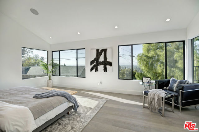 3712 Berry Drive, Studio City CA: https://media.crmls.org/mediaz/ec8b928a-57c0-4cb5-bbf9-b5b4b6218b77.jpg