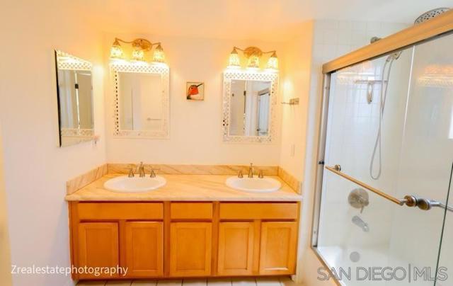 5764 San Vicente Blvd, Los Angeles, California 90019, 2 Bedrooms Bedrooms, ,2 BathroomsBathrooms,Condominium,For Sale,San Vicente Blvd,240019606SD