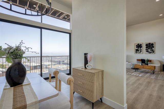 17 Ora Way, San Francisco CA: https://media.crmls.org/mediaz/ec8c0849-1e2b-406a-ae95-afa2c1938051.jpg