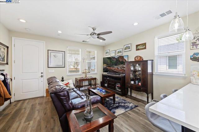 736 N P St, Livermore CA: https://media.crmls.org/mediaz/ec8c11dd-56ab-4bb1-a58e-624570afd011.jpg