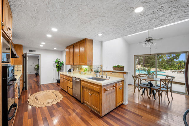 5324 Felice Place, Woodland Hills CA: https://media.crmls.org/mediaz/ec8d4de2-c5b4-4202-8eeb-c329593559ba.jpg
