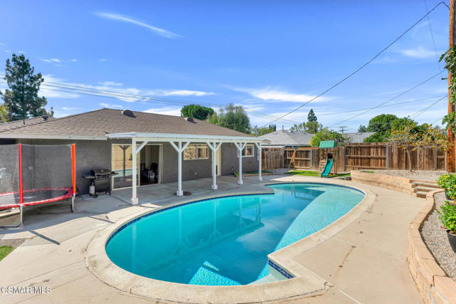 2141 Fitzgerald Road, Simi Valley CA: https://media.crmls.org/mediaz/ec8da0fd-6386-46da-abab-ecd3bd02c8a9.jpg