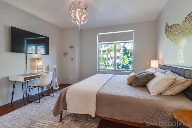 1016 1st St, Coronado CA: https://media.crmls.org/mediaz/ec8e1006-c915-4a43-96c5-5ec9c18c1dfc.jpg