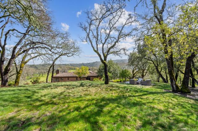 4 Buck Meadow Drive, Portola Valley CA: https://media.crmls.org/mediaz/ec8ed3f7-0bf6-49e1-90bc-e77dac410342.jpg