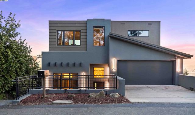 103 Diablo Dr, Oakland CA: https://media.crmls.org/mediaz/ec8f7cf2-a2b1-4c06-8b6d-50f08d1b808c.jpg