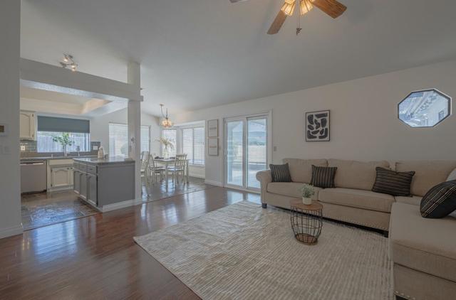 46480 Pine Meadow Place, King City CA: https://media.crmls.org/mediaz/ec8fa65f-7513-4262-bbb9-5e23e83f31fe.jpg
