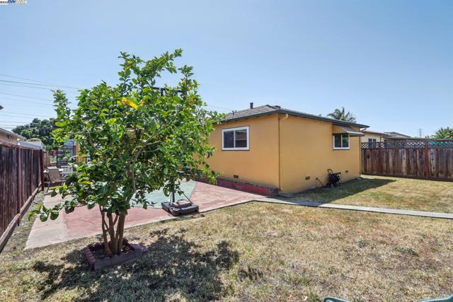 759 Bishop Ave, Hayward CA: https://media.crmls.org/mediaz/ec920d97-0801-4ad7-8716-0a541e765e56.jpg