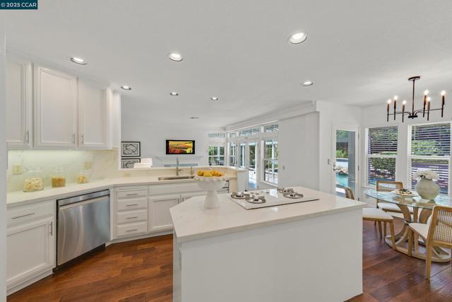 4253 Golden Oak Ct, Danville CA: https://media.crmls.org/mediaz/ec921a61-9900-4689-94bc-ee78a5d46c6f.jpg