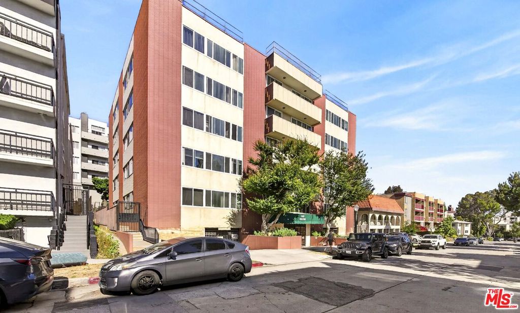 540 Kelton Avenue #402