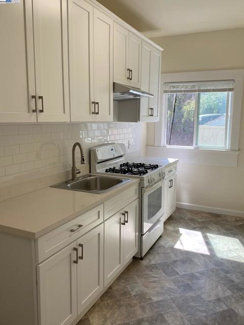 2004 Park Blvd, Oakland CA: https://media.crmls.org/mediaz/ec9487ab-478f-4752-b19a-52cb91ec7275.jpg