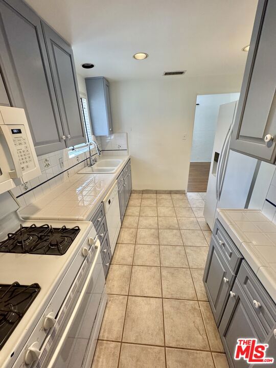2437 Granville Avenue, Los Angeles CA: https://media.crmls.org/mediaz/ec94f024-a5ac-4042-acde-58e1a991ae18.jpg