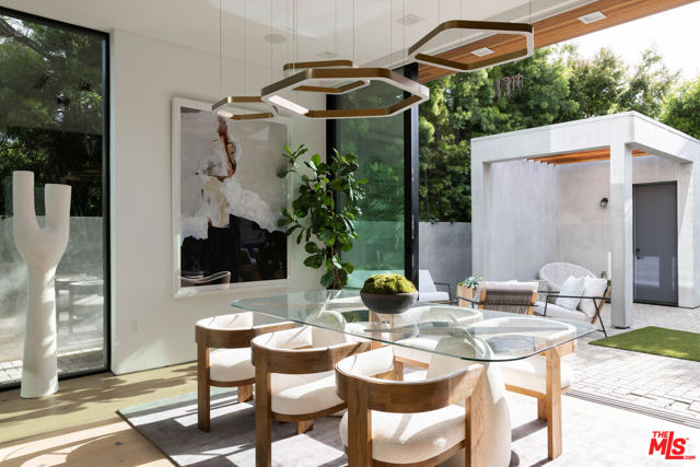 633 N Crescent Heights Boulevard, Los Angeles CA: https://media.crmls.org/mediaz/ec9592a0-f8c2-46d4-aac4-4957553da0e5.jpg