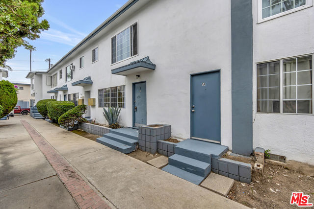 4035 Inglewood Boulevard, Los Angeles CA: https://media.crmls.org/mediaz/ec95cf1a-b2c2-48d4-90a3-965a22beb0de.jpg