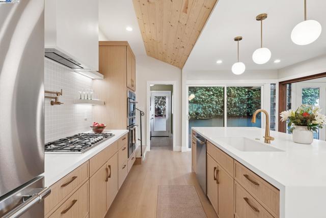 201 Amherst Ave, Kensington CA: https://media.crmls.org/mediaz/ec96314e-4d3f-4193-9e9b-c20434bc372c.jpg