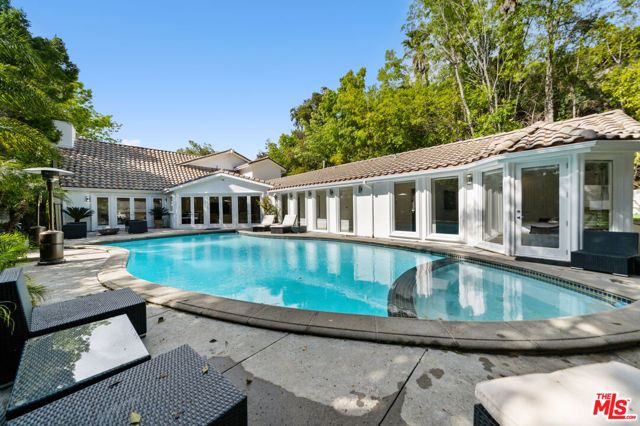 16221 Elisa Place, Encino CA: https://media.crmls.org/mediaz/ec98044d-920d-4b64-9a61-c3399f8d254c.jpg