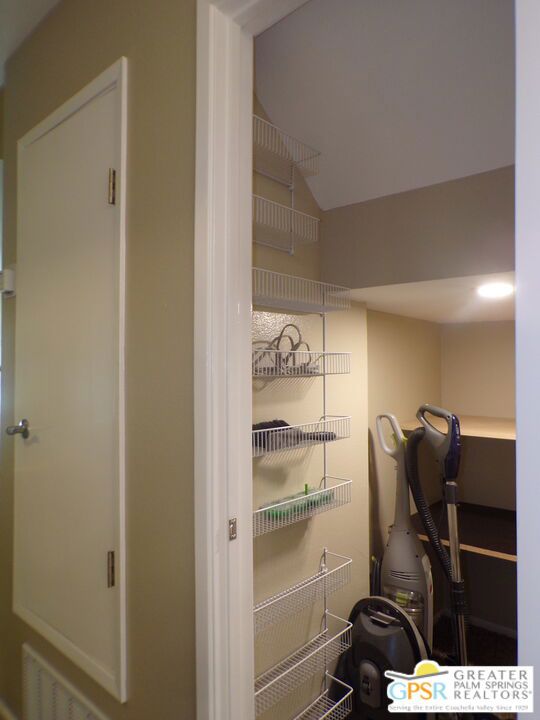 1816 N Mira Loma Way, Palm Springs CA: https://media.crmls.org/mediaz/ec9827b7-6fbf-492e-b010-57a94d810fc0.jpg