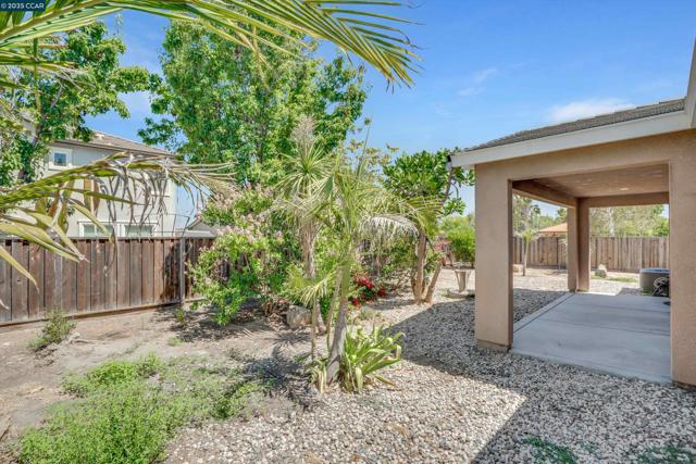 1030 Clear Lake Dr, Oakley CA: https://media.crmls.org/mediaz/ec998b1a-cd24-4c57-b895-66467d31bbff.jpg