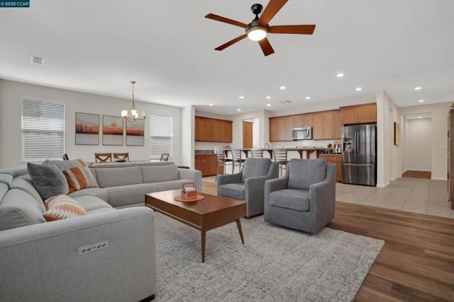 8275 Brookhaven Cir, Discovery Bay CA: https://media.crmls.org/mediaz/ec9996e9-e44c-42a1-93ee-00cda3891709.jpg