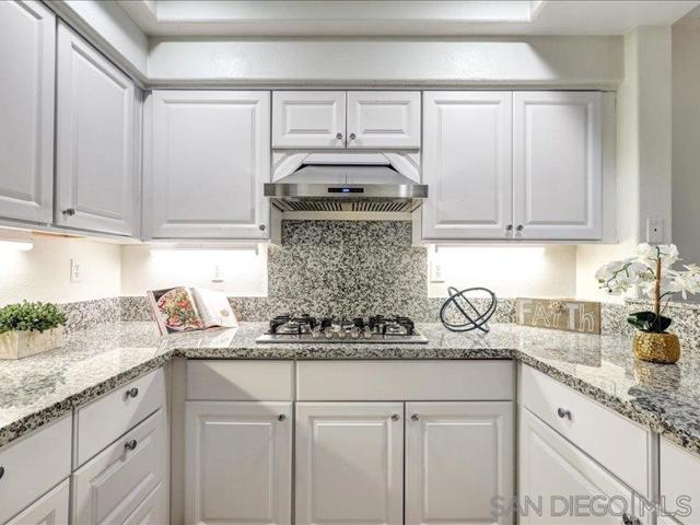 8641 Via Mallorca, La Jolla CA: https://media.crmls.org/mediaz/ec99f50b-f6f8-48ec-98b1-b68e94cf96fd.jpg