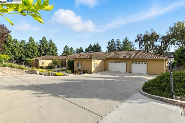 874 Overhill Dr, Hayward CA: https://media.crmls.org/mediaz/ec9acd60-4da2-44b0-aa3f-109120659dde.jpg
